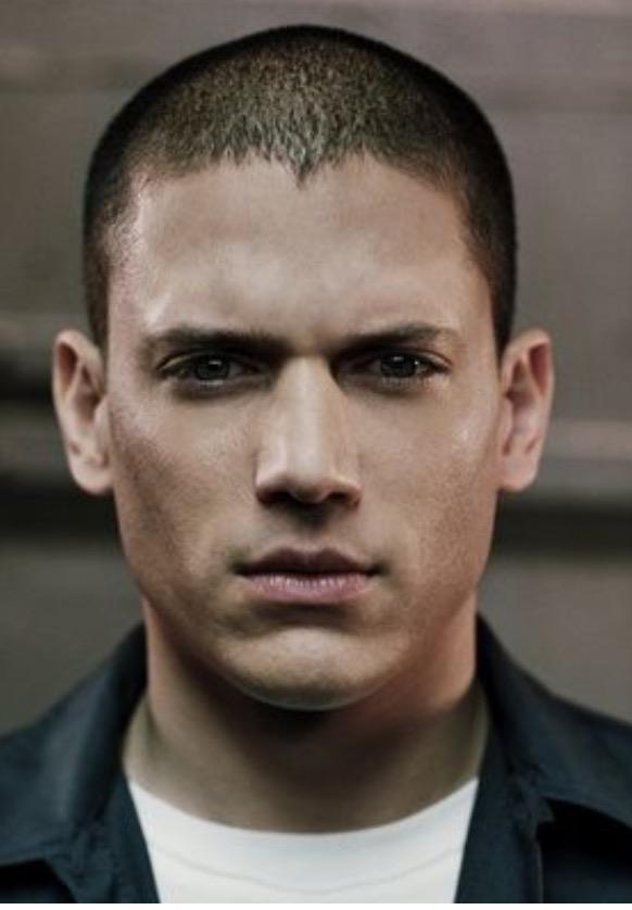 _PrisBreak_'s tweet image. Thinking about re-watching....😍 #PrisonBreakFam