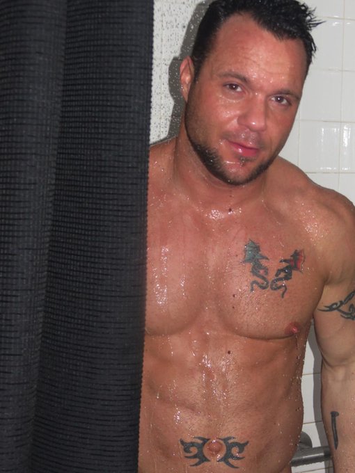 getting ready for a late night work-out.. #gay #muscle #tattoos #xxx #gym http://t.co/Cuxx723djy