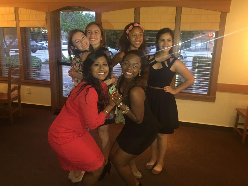 kaniz_islam's tweet photo. Last banquet with my baby seniorsss 😩😩 💋💕 http://t.co/GI9KBCowEo