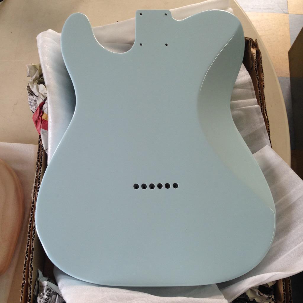 お客様に製作中のテレキャスモデル。コンター加工を施してあるので