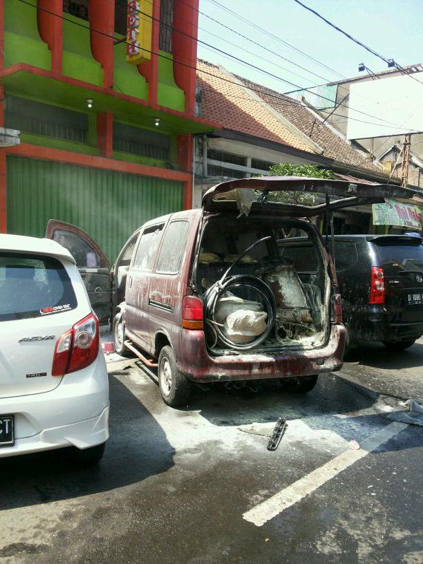errifikri's tweet photo. @PRFMnews Sebuah mobil diparkiran jln otista trbakar http://t.co/1BB0PEnzt0
