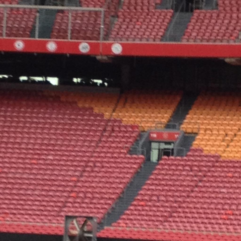 TonAlmere's tweet photo. @AFCAjax dineren op het veld van de arena http://t.co/5JwU4aZmgH
