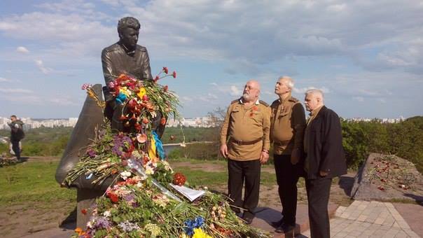 возле памятника Быкову:: Вано Янтбелидзе. (Вано), Александр Немченко, Рустам Сагдуллаев. (Ромео) та Вилорий Пащенко.
