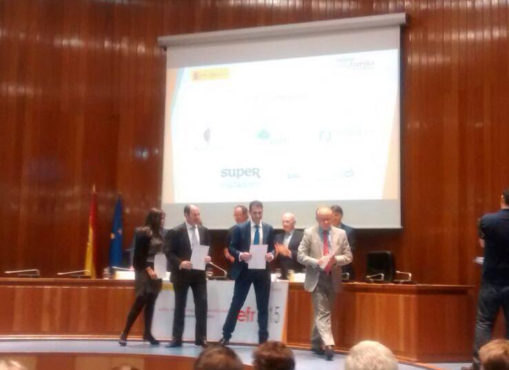 SUPERCUIDADORES's tweet image. Recibimos el certificado #efr2015 junto a @nidming @_novaley @qosITconsulting #Musashi gracias @masfamilia