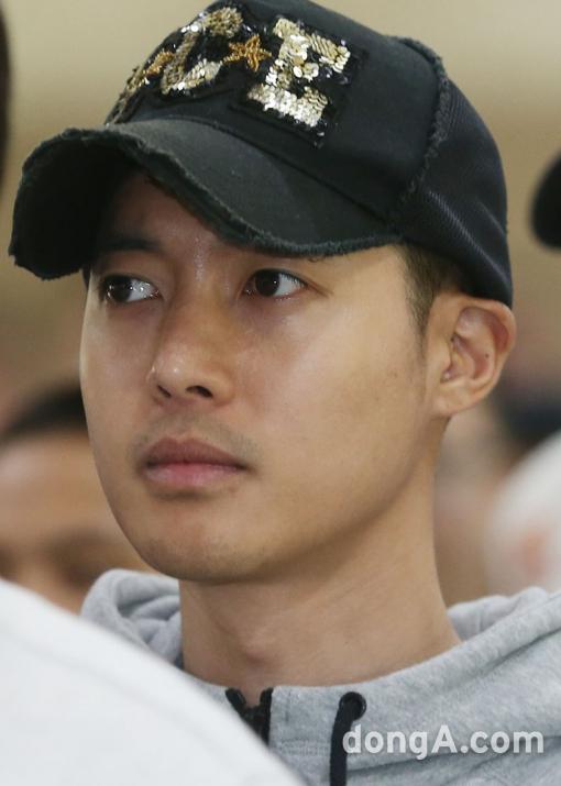 kor_celebrities's tweet photo. 俳優 ペ・ヨンジュン、（12日、キム・ヒョンジュン新兵教育隊入所式） http://t.co/zwHIs0Qu2x