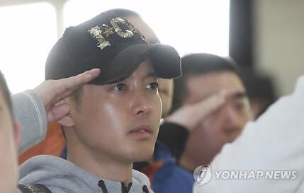 catgojump's tweet photo. 경례하는 김현중 http://t.co/vGPqVwwhKA http://t.co/OqpvZkpG1r