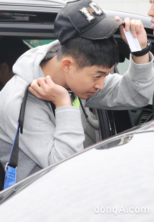 jamkkuleogihj's tweet photo. [동아포토]김현중 입대.. 모자 쓰고 http://t.co/r3XSgaZr8K http://t.co/QqHJLp6V0t