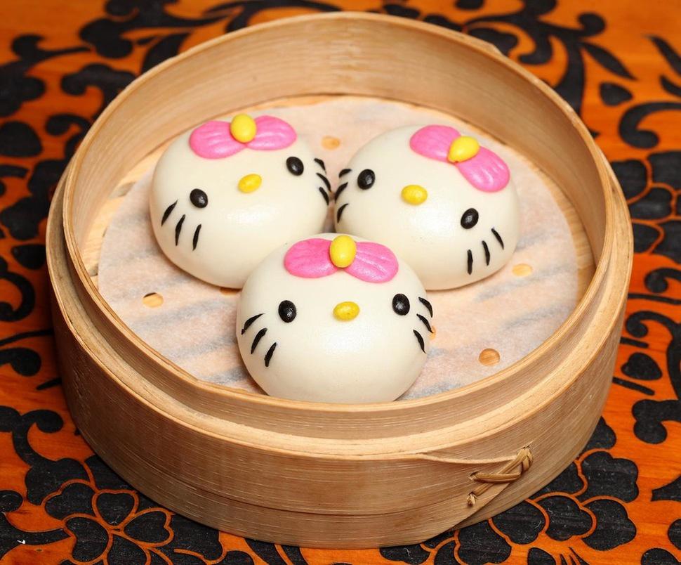 Flipopular's tweet photo. World's first Hello Kitty restaurant is opening in Hong Kong!! #HelloKitty #HongKong #cuteness http://t.co/avakoxg2Op http://t.co/hr33gcWX41