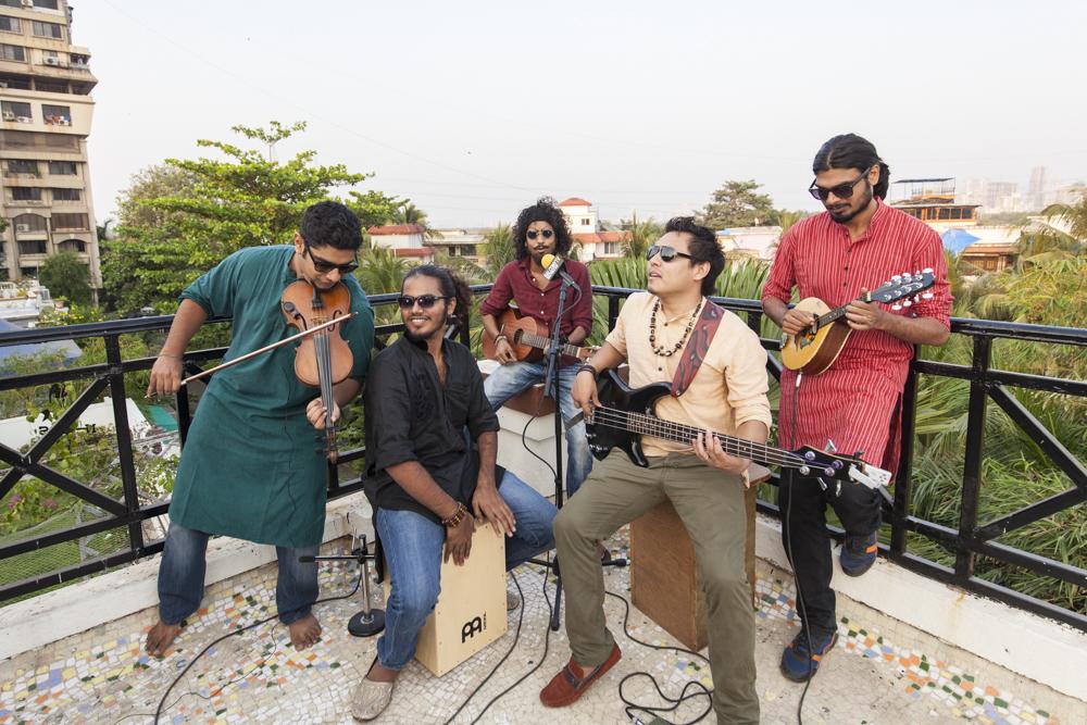 #Nowshowing on <a href="/BalconyTV/">BALCONY</a> #Mumbai - 'Bhala Hua Mori Mala Tooti' by <a href="/kabircafelive/">kabircafelive</a> #indie goo.gl/em4O7k