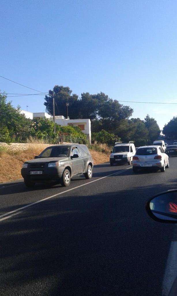 AlanIBZ's tweet image. Ponen un semáforo en Ca Na Negreta y cola de coches hasta Can Beia @vmaritorres @toniapico #PPFail #canvisegur