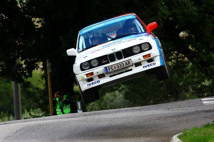 Morning team, do enjoy this M3 catching HUGE air... 

Go on son!!

#BMW #Want