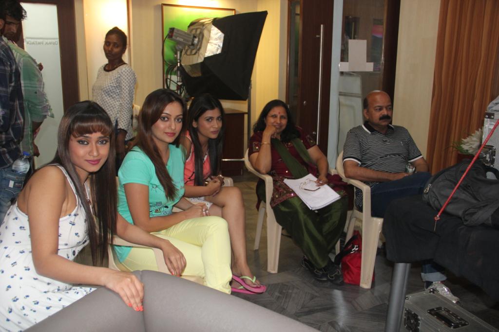 BATTP_'s tweet photo. #ManasiNaik #KarolZine #RuchitaJadhav Behind the scenes #BATTP http://t.co/tyz3HHyfo4