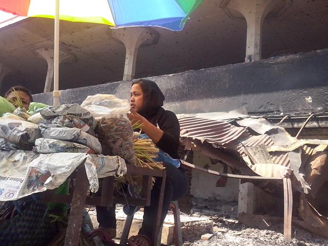 wisatasemarang's tweet photo. #SaveJohar @JoharSemarang: Para pedagang tetap berjualan di sekitar bangunan pasar yang terbakar http://t.co/9BuaM7IxRw