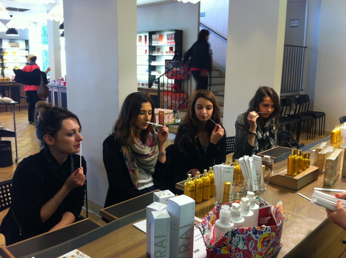 PEsthetique's tweet photo. Les Pro Conseil Beauté en voyage autour des fleurs et des parfums de Grasse ! http://t.co/zo5PNb21zL