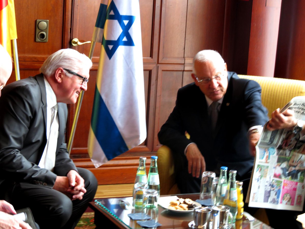 Adi_Farjon's tweet photo. Ein neuer Tag! Erster offizieller Programmpunkt von @PresidentRuvi heute mit @Steinmeier_F_W #il50 @AuswaertigesAmt http://t.co/Ab6qNJnxNK