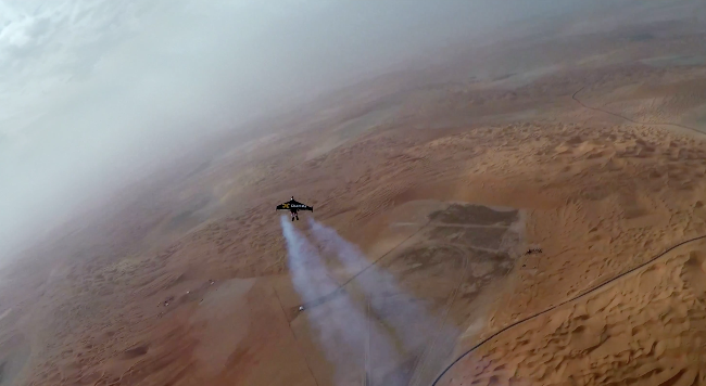 xataka's tweet photo. El vídeo 4K más alucinante que verás en mucho tiempo: volando en jetpack por Dubai a 200... http://t.co/bIuRucBmhT http://t.co/GnnSRe6WMW