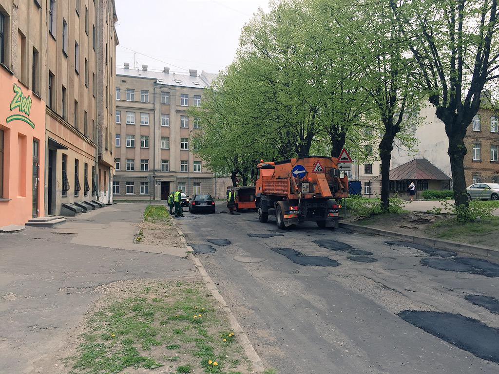 IneseStade's tweet image. Ikgadējā Ierēdņu ielas tjap ljap bedrīšu lāpīšana. Pēc pārbaudītas pieredzes turas ap 1 mēnesi. Malači!