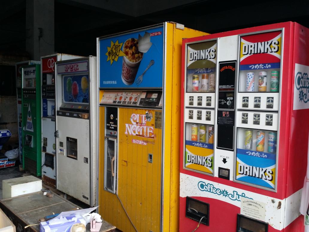 三重県伊賀市の昭和ハウスさんの倉庫にお邪魔して非稼働のレトロ自販機
