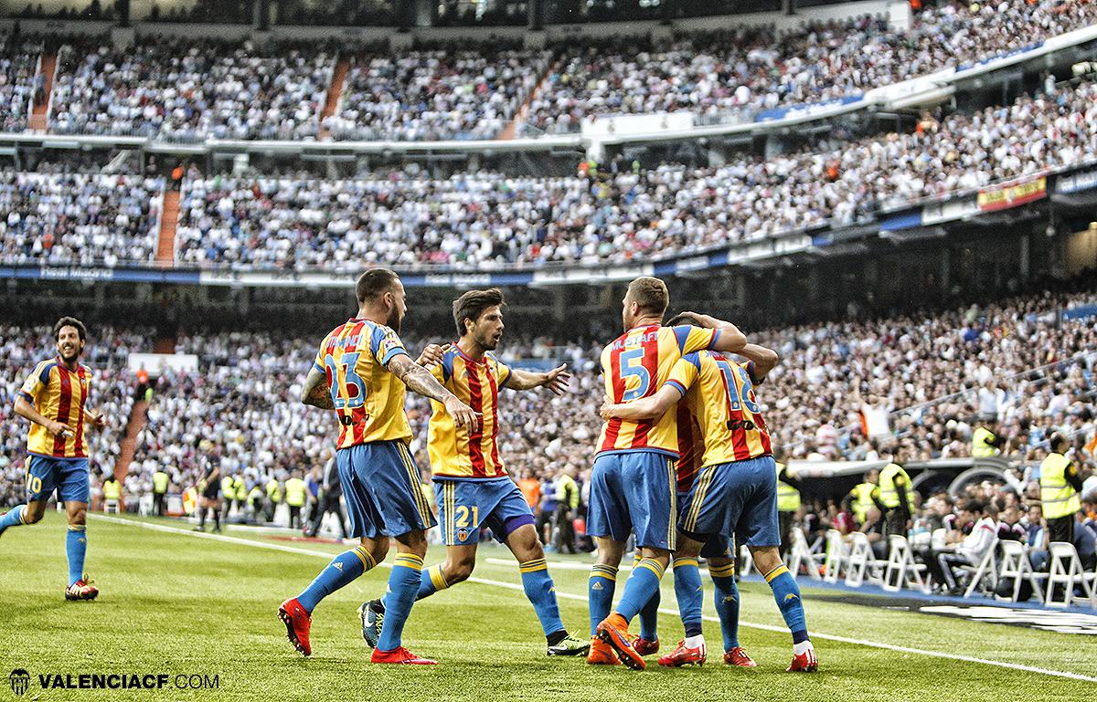 valenciacf's tweet photo. El objetivo está cada vez más cerca. Y juntos lo conseguiremos ¡Amunt afició, amunt @valenciacf ! #EsperitDeLaSenyera http://t.co/vN0ZA1NwqC