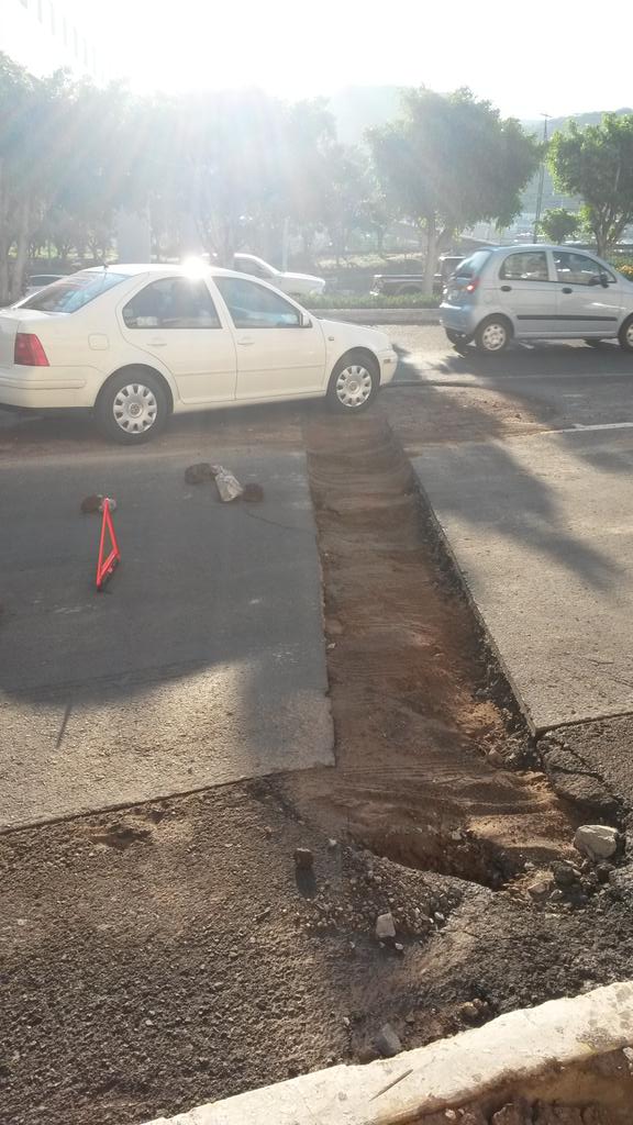 RoxyFloreZ's tweet photo. @SSPMQueretaro  somos mas de 8 coches con llantas ponchadas y no mandan a ninguna patrulla!! http://t.co/sPvq6wQfij