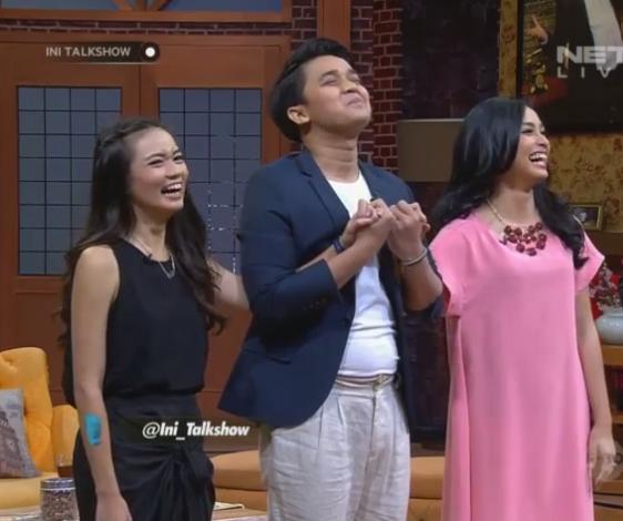 Riskabestarii's tweet photo. Jelas banget jahilnya si abg, dua cew lngsung dgandeng 😂 @bangbily @Ini_Talkshow #TBCatInitalkshowNET http://t.co/cxSMFnTWYW