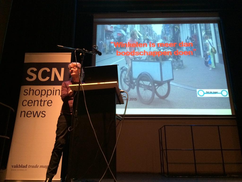 hansvantelling's tweet photo. @netevenleuker / Nel de Jager IS de @Haarlemmerstr ! Mooie presentatie. #belevingmetbetekenis #retailbeleving http://t.co/3oH6y3kAKD