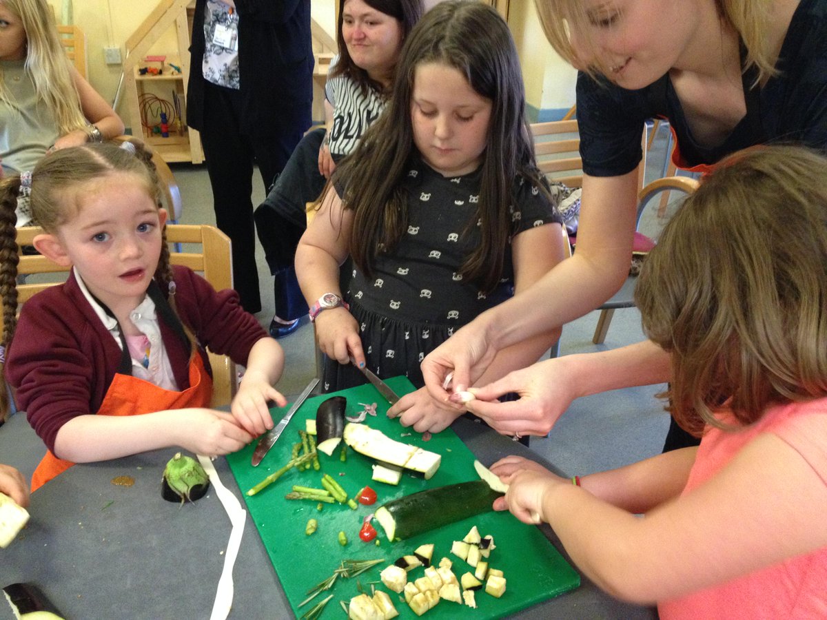 FriendsFunFood's tweet photo. Cooking, tasting and learning about all different types of vegetables...well done to the children at Tonge Moor http://t.co/0UDt0dpAFg
