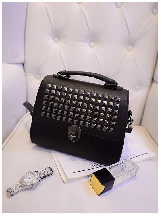 BJ4724 Black Material PU Bottom Width 23, Top Width 21x18 x10 cm Adjustable Longstrap Weight 0.7 Price Rp 190,000 "
