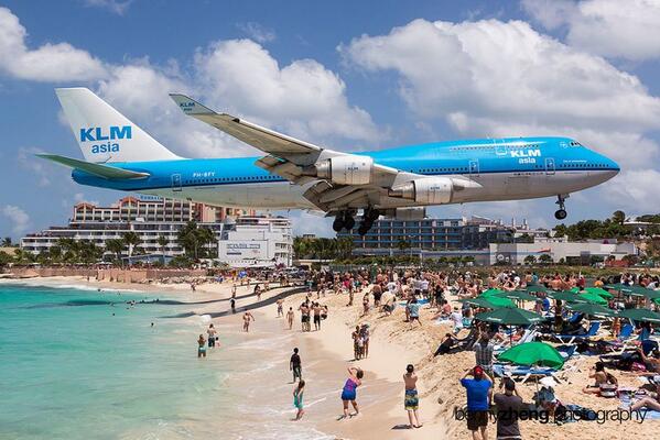 Aeropuerto Princesa Juliana de la isla de San Martín (Caribe). Aunque no lo parezca, es una foto real.