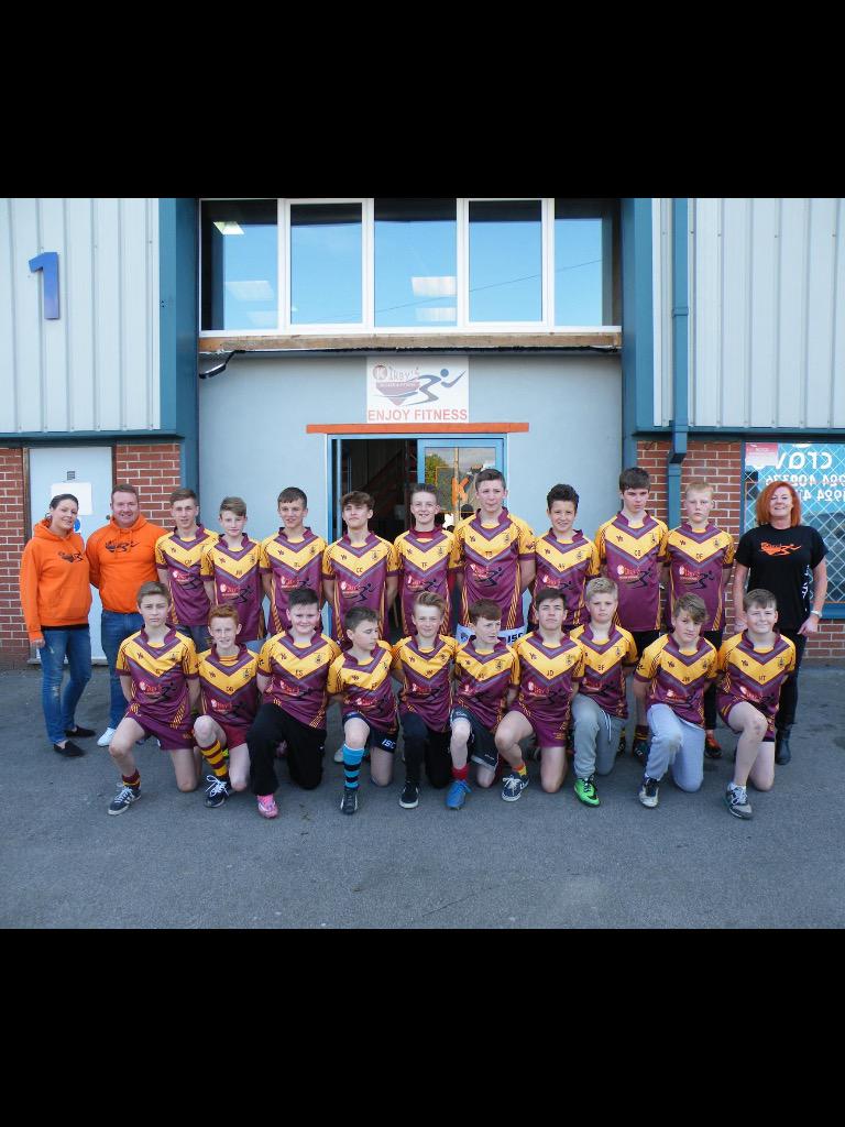 YourSportUK's tweet photo. @dewsburymoorARL 13's in their new after wear sponsored by kirbys gym all ready for @RhinosChallenge @YourSportUK http://t.co/scr1kj7CJX