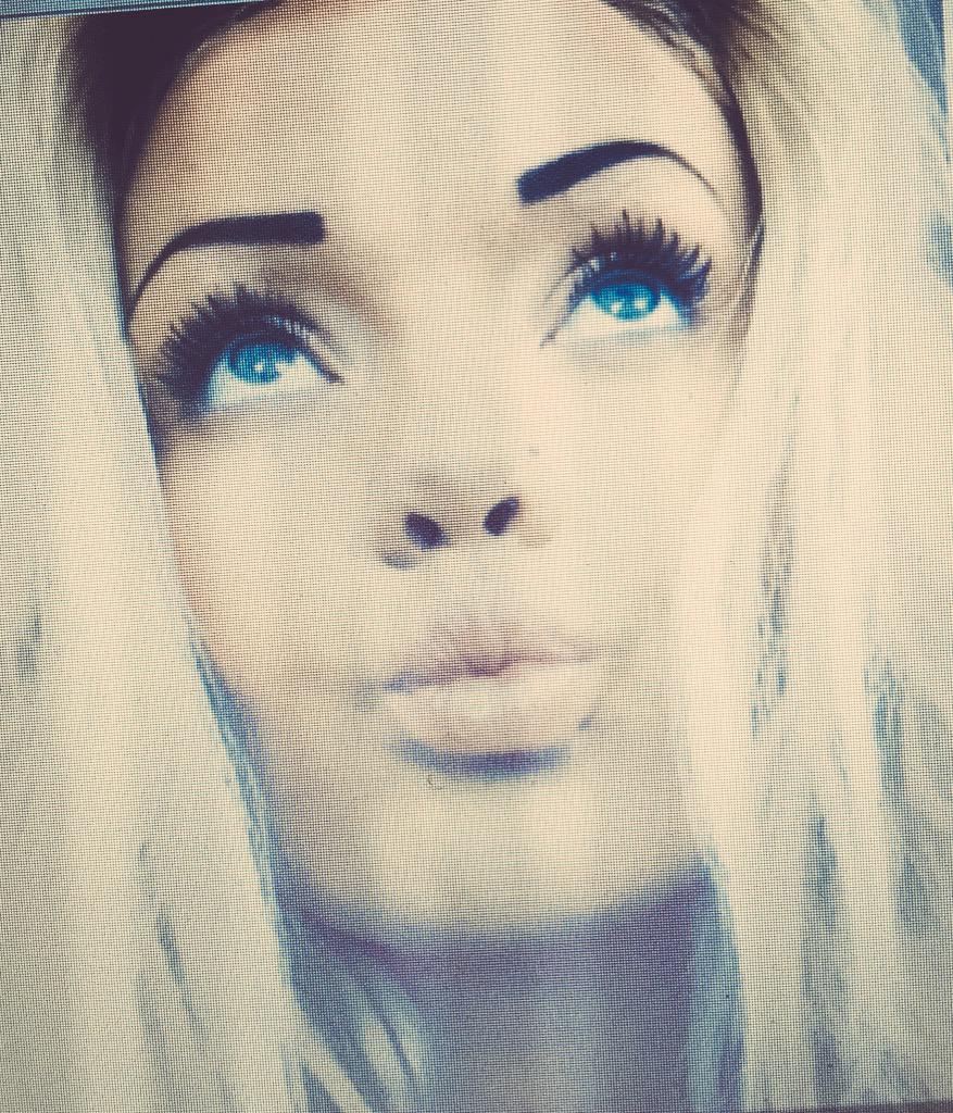 MichelleDipsi's tweet photo. #XOXO #KissMeQuickEP #kissmylips #blonde #blueeyes #TrainerTuesday I WISH EVERYBODY A GOOD DAY http://t.co/zpJB0wsbvR