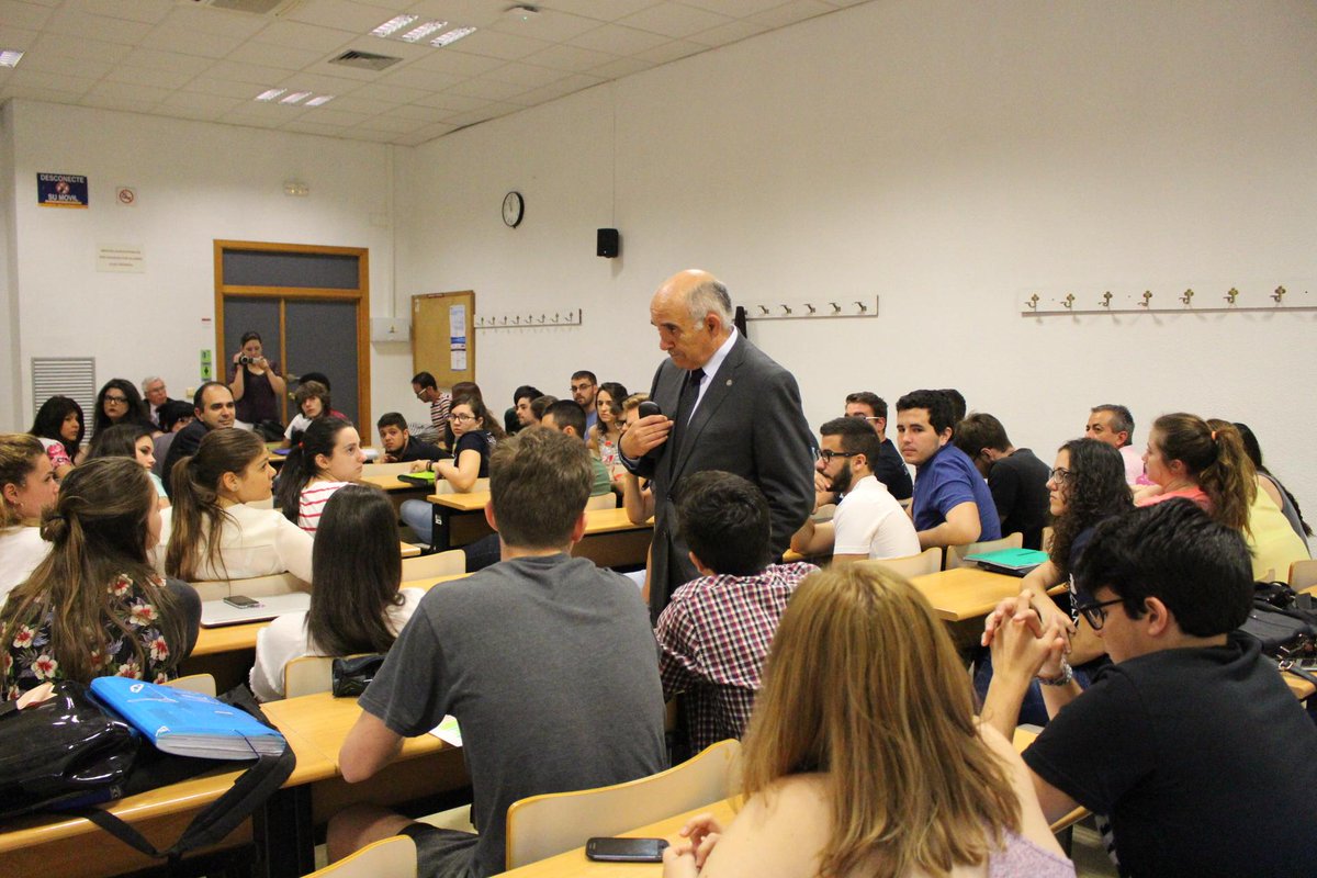 diariolaopinion's tweet photo. El presidente Garre impartió hoy una clase magistral a alumnos de Derecho: http://t.co/8QBCHgmltH http://t.co/yXyMTsRr5h