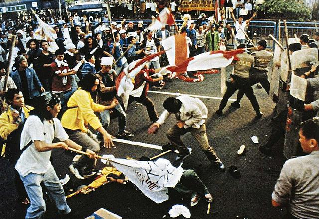 Apa kabar indonesia semoga kalian tidak melupakan kejadian 17 tahun lalu!! Tragedi Trisakti 12 Mei 1998.