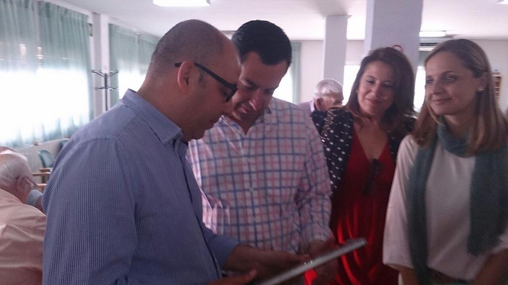 DomingoHOvera's tweet photo. Esta mañana hemos desayunado con nuestros mayores en compañía de @JuanMa_Moreno en #HuercalOvera #ConfioenDomingo http://t.co/8Z1sfBKwOd