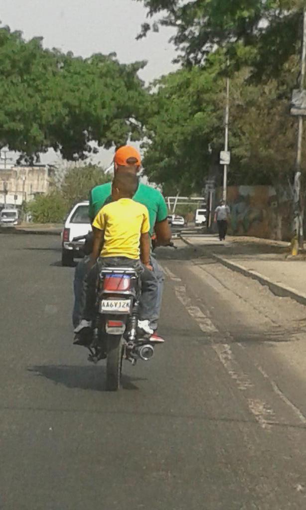 17Odalis's tweet photo. Sin casco.  Padres inconscientes. http://t.co/2DY2KUSMGU