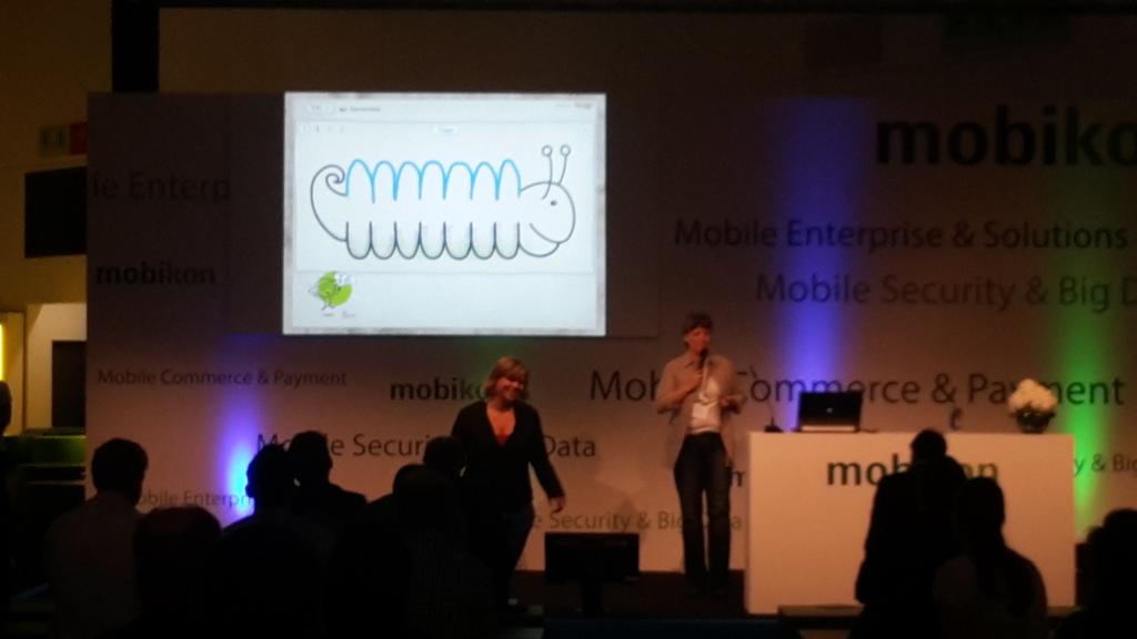 bomawards's tweet photo. Bühnenzauber: Heike Scholz von @mobilezeitgeist mit #bom15-Jurykollegin @lilian_naomi bei der Gewinner-Vorstellung http://t.co/cynQgvmwyw