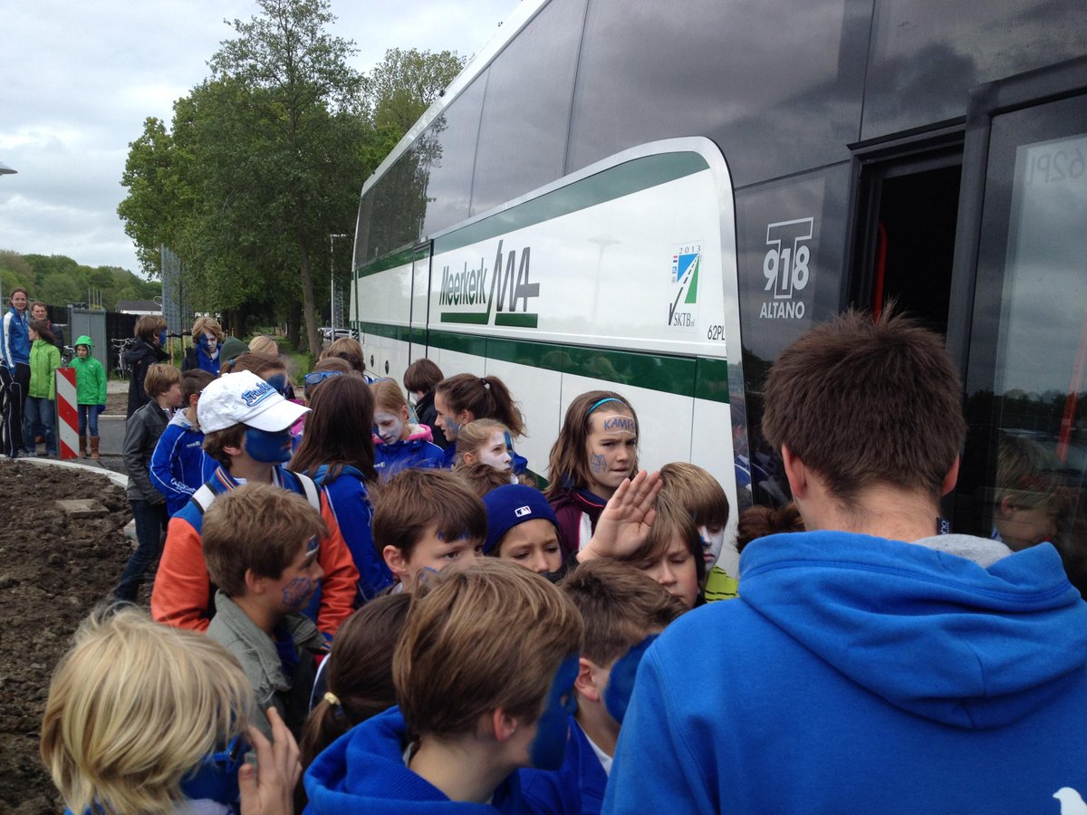 Ga donderdag mee met de <a href="/BWA_Kampong/">Blue White Army</a> supportersbus naar Eindhoven! Kijk voor meer info: bit.ly/Supportersbus #PO15