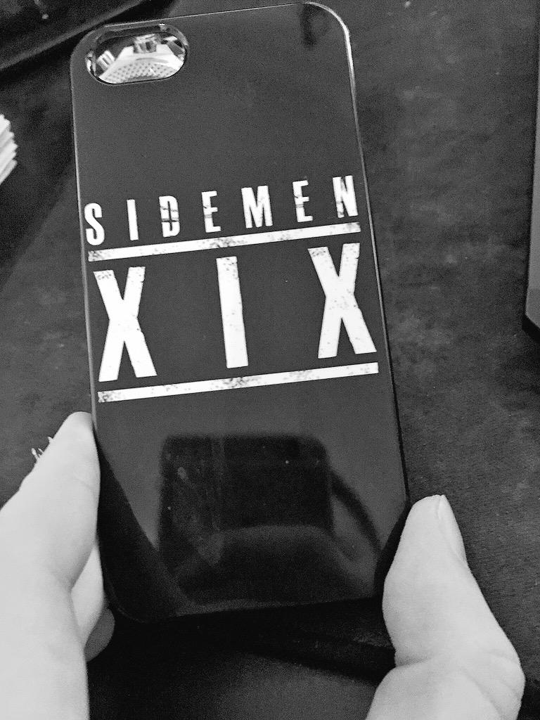 Behzinga's tweet photo. Who has an iPhone 4/4s and wants the first original phone case? Only me &amp; Simon have this, about a year old 😂 http://t.co/TthDYcjSy2