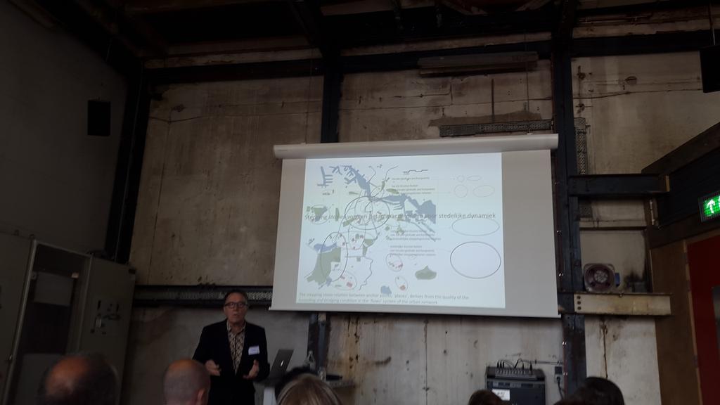Dirk_Lauwers's tweet image. #verkeersnet #slimmestad : interessante benadering Daily Urban System door P.deBois als input voor planning