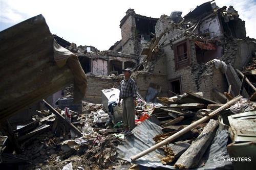 Heartbreak in #Nepal, this man standing in the debris of collapsed home #prayfornepal via Navesh Chitrakar <a href="/10News/">ABC 10News San Diego</a>