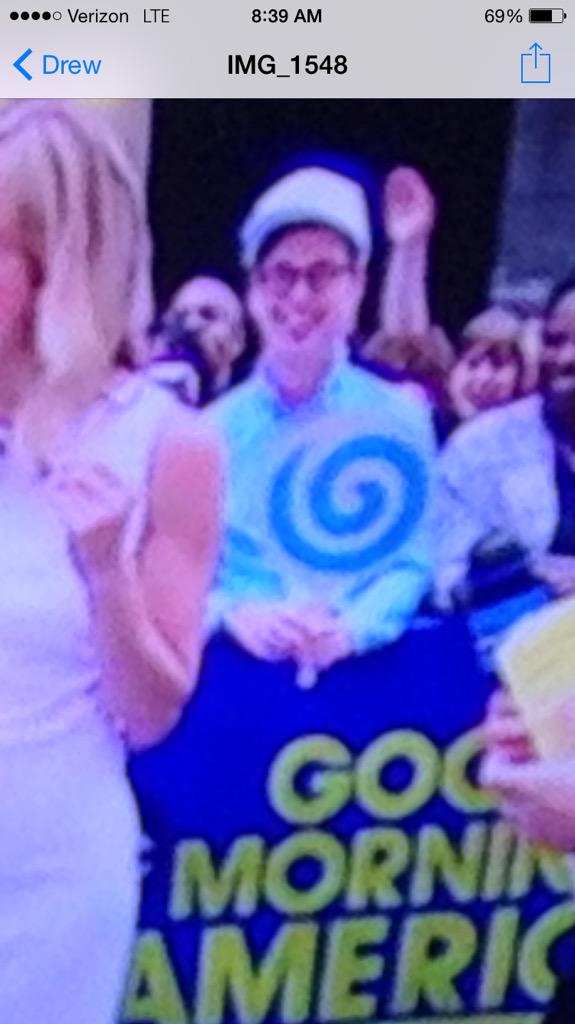 jdiphillips's tweet photo. #LUNGFORCE 's happiest supporter @DrewTMitch killin it on camera w @RobinRoberts #ShareYourVoice #TurquoiseTakeover http://t.co/k8ECpTZWC8