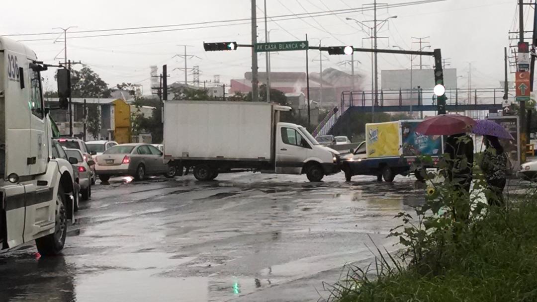 veron_cb's tweet photo. @telediariomty  #choque en av Lopez Mateos y Casa blanca obstrucción total de los carriles http://t.co/FpYRsVa12w