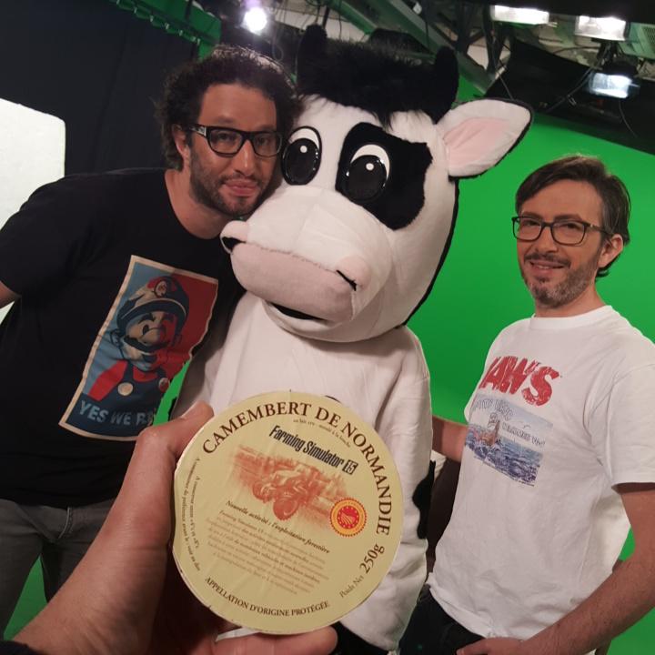bertrand_amar's tweet photo. Comment corrompre @flogazan et @manudansle69 de @GamixMCM ? Avec un Camembert Farming Simulator ! http://t.co/exeVADFvZq