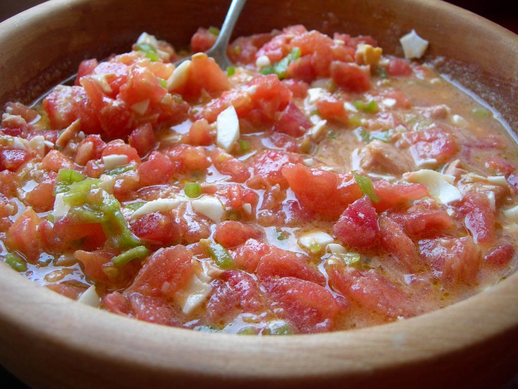 CondondeJaen's tweet photo. Uno de estos te devuelve a la vida en estos días de calor. Pipirrana de Jaén. 
Moja sopas nene!!! http://t.co/f7Jly7XZqi