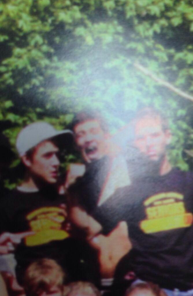 chromofest's tweet photo. MY TEACHER BROUGHT IN HER YEARBOOKS I AM IN TEARS http://t.co/IkprXjGRhi