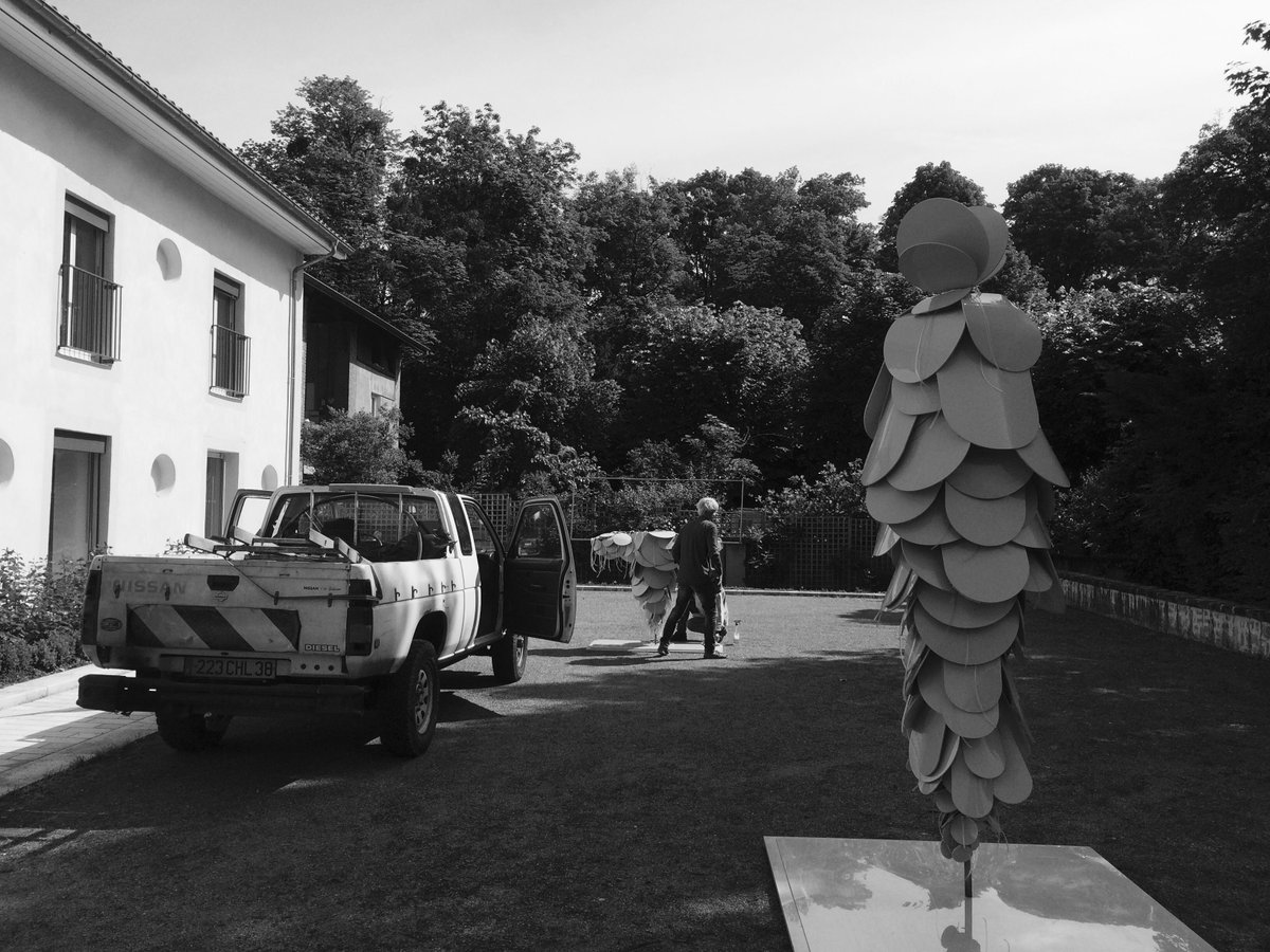 Nature vs culture, après avoir cédé sous la force d'un vent violent, l'installation de Negri revient <a href="/IsereCulture/">Culture.Isère</a>