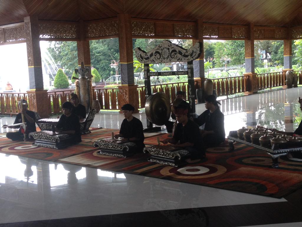 Emka_9's tweet photo. Personel @Emka_9 di syuting video klip melinda di single Mamah Muda cc kang @DediMulyadi71 @PurwakartaKita http://t.co/5Ro5vnPPJL