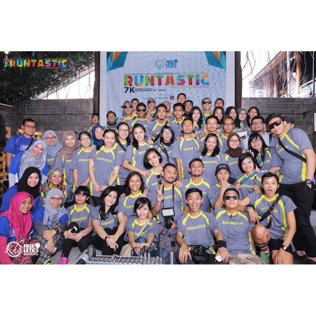 KopeaHasanah's tweet photo. Team #RUNTASTIC7K 2015 (KH x FL BDG) bangga jadi bagian keluarga baru ini :) makasi akang teteh 🙏 @runtastic7k http://t.co/HK7hvA6S59
