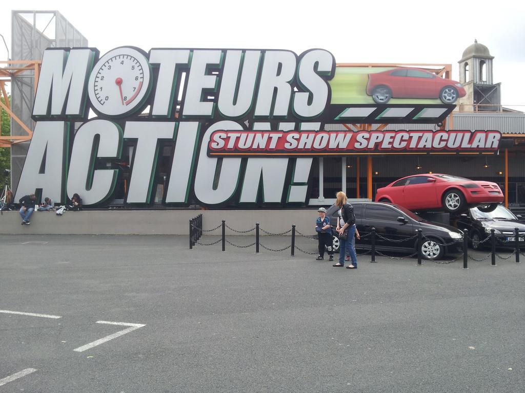 SMCC_Paris2015's tweet photo. Best show to watch (according to Mr Daly). http://t.co/za2u5g9Mdd