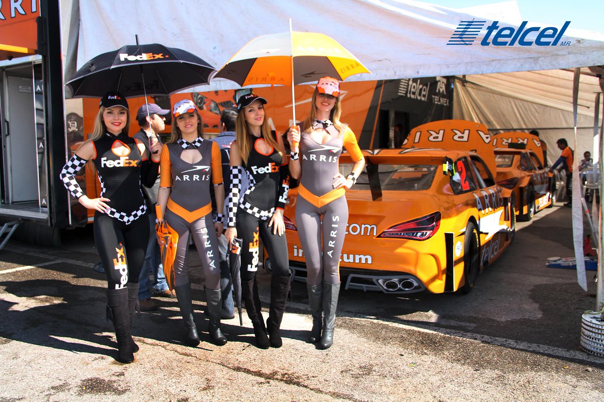 Telcel_Racing's tweet photo. Con el apoyo de las chicas @ARRIS y @FedEx, ¿quién no da el máximo en la pista? #SLPFest @SupercopaTelcel http://t.co/UPvoGwlB5a